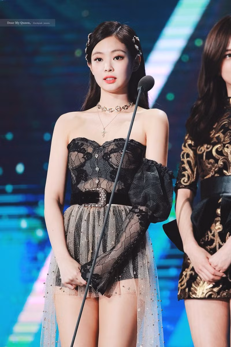 Ngắm bờ vai ngang cùng xương quai xanh đẹp hoàn hảo của Jennie (BlackPink) - Hình 11 Ngam bo vai ngang cung xuong quai xanh dep hoan hao cua Jennie (BlackPink)-Hinh-11