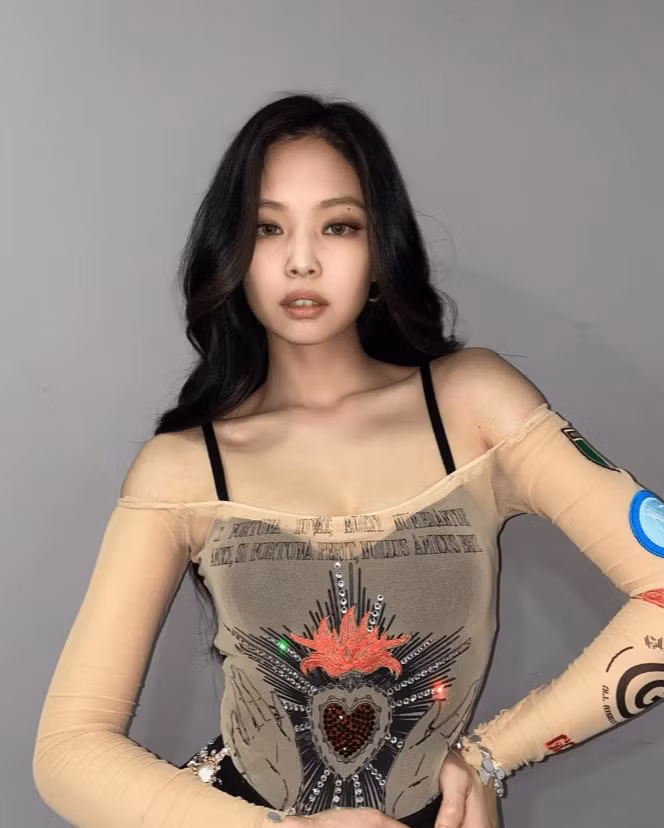 Ngắm bờ vai ngang cùng xương quai xanh đẹp hoàn hảo của Jennie (BlackPink) - Hình 7 Ngam bo vai ngang cung xuong quai xanh dep hoan hao cua Jennie (BlackPink)-Hinh-7