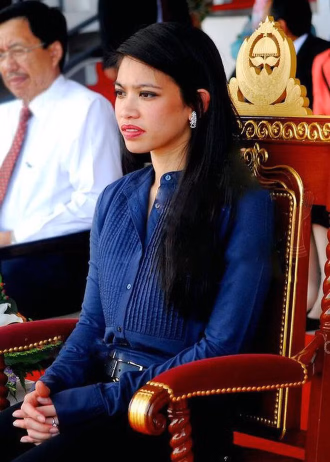 Công chúa Fadzilah Lubabul có bằng thạc sĩ về quan hệ quốc tế của Đại học Kingston London và quản trị kinh doanh từ Trường Kinh doanh Quốc tế Hult ở Massachusetts. Cô còn được công chúng chú ý khi tham gia nhiều hoạt động từ thiện. Giống nhiều thành viên hoàng tộc khác, công chúa không sử dụng mạng xã hội và là người kín tiếng trong chuyện đời tư.