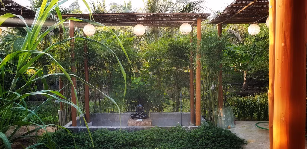 Sân vườn với nhiều tiểu cảnh được bố trí trải rộng khắp, phục vụ nhu cầu đi dạo thư giãn và ngắm cảnh mỗi sáng sớm.