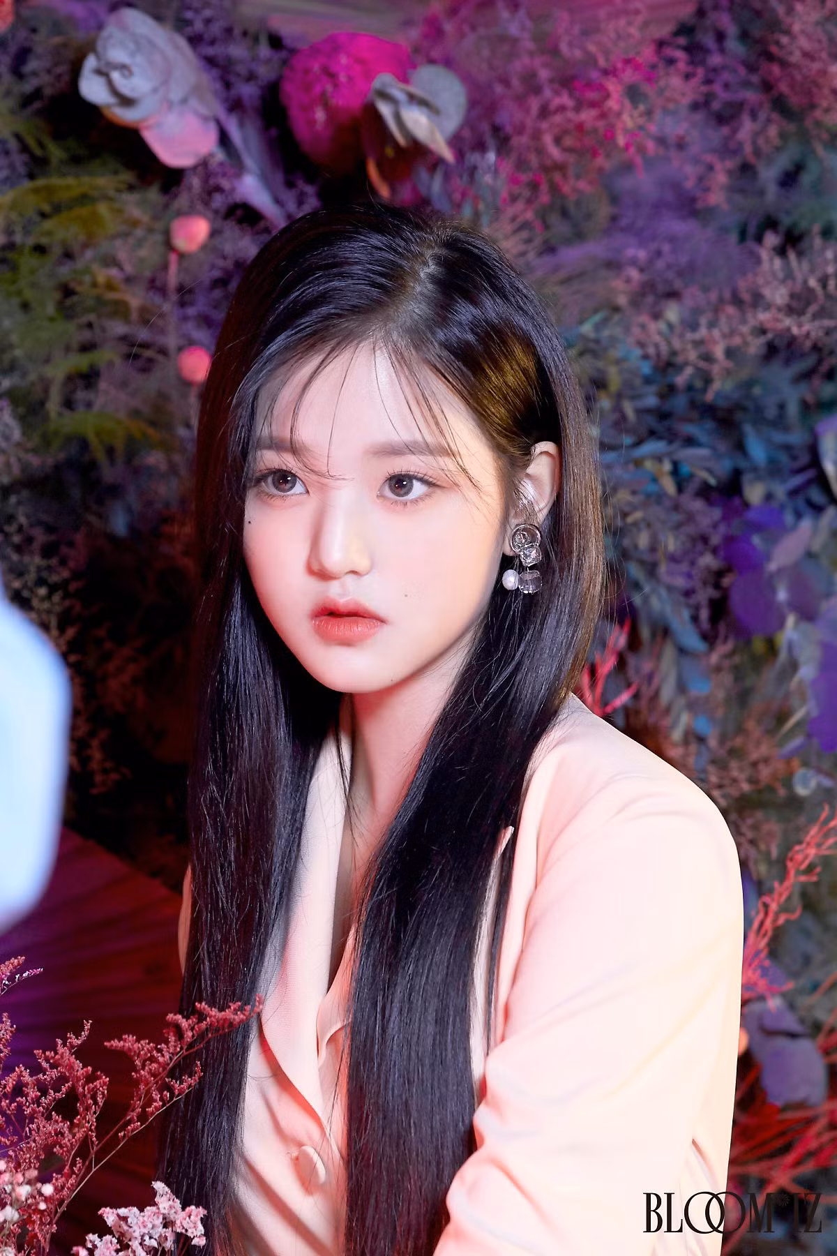 Với chiều cao 1,71 m, Jang Won Young có đôi chân dài, tỷ lệ cơ thể đẹp. Gương mặt nữ ca sĩ đáng yêu, vẻ đẹp ngọt ngào. Một phần nhờ ngoại hình, Jang Won Young đứng đầu cuộc bình chọn ở chương trình Produce 48 và đảm nhận vị trí center (đứng trung tâm trong các hoạt động) của IZ*ONE.