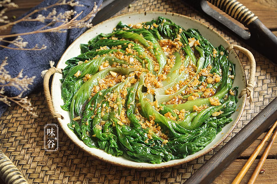 Nguyên liệu: 2 búp xà lách, 6 tép tỏi, 1 muỗng dầu hào, 2 muỗng nước tương, 2 muỗng cà phê bột năng, 1/2 muỗng cà phê đường, nửa bát nước nhỏ.