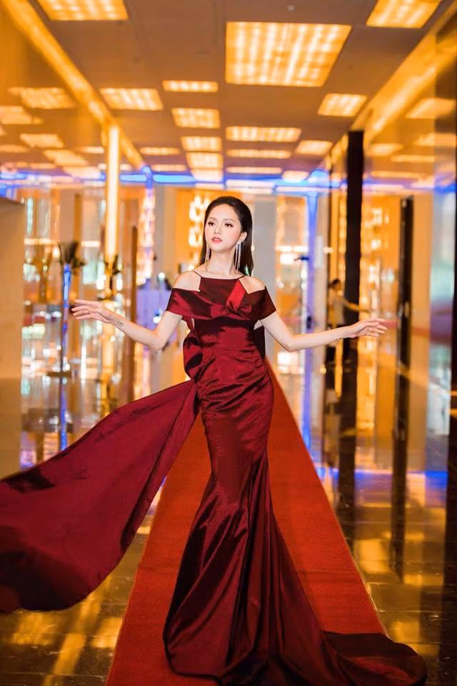 Diem Huong thu lua voi tao dang Huong Giang-Hinh-9