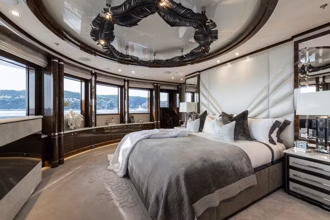 Cabin chính của du thuyền có tủ chứa đồ lớn và hướng nhìn 180 độ.
