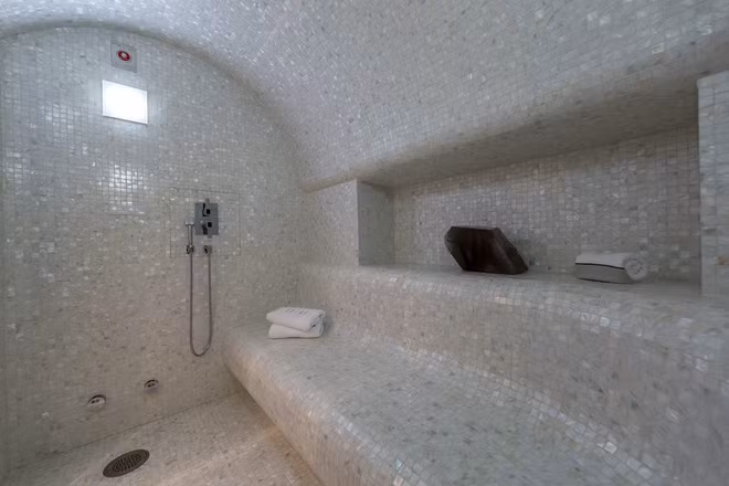 Trên du thuyền cũng có phòng xông hơi, massage, phòng tập thể hình.