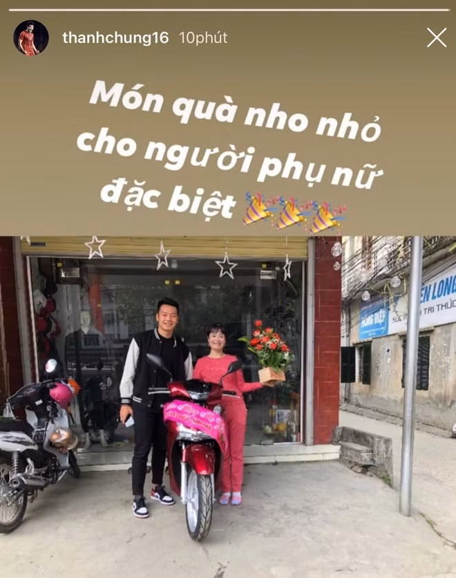 Hậu vệ Thành Chung tặng mẹ một chiếc xe máy nhân ngày 8/3. "Món quà nho nhỏ cho người phụ nữ đặc biệt", anh chú thích bức ảnh tình cảm bên mẹ. Trong những giải đấu góp mặt năm vừa qua, Thành Chung liên tục thể hiện phong độ tốt, được dự đoán sẽ là cái tên nổi bật trong đội hình tuyển Việt Nam.