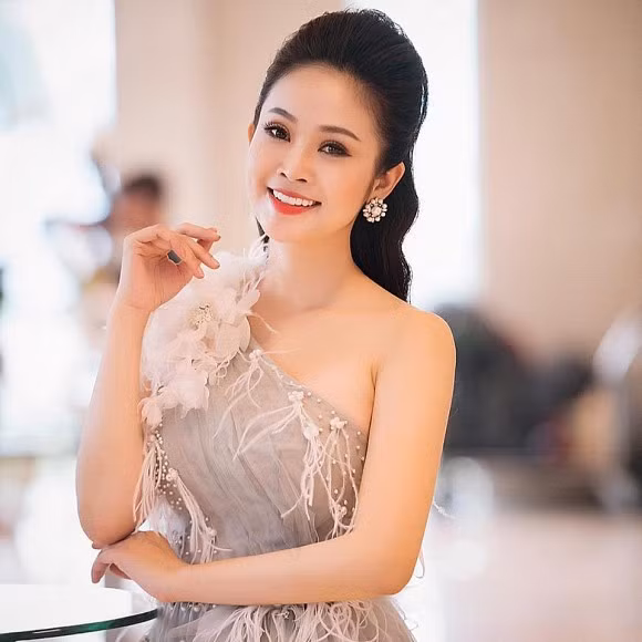 MC VTV xinh dep sap lam dam cuoi voi ban trai kem 5 tuoi-Hinh-2