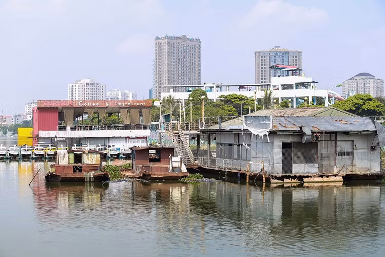 Sau khi thành phố Hà Nội ra quyết định dừng mọi hoạt đông kinh doanh đối với các du thuyền, nhà hàng nổi hoạt động trên hồ Tây từ năm 2017, khu vực Đầm Bảy nằm sát phố Nhật Chiêu trở thành bến neo đậu của hàng loạt các du thuyền bỏ hoang. Đến nay, bãi đậu này còn lại khoảng 10 chiếc du thuyền lớn, đều đã cũ nát, hoen rỉ và không còn giá trị sử dụng.