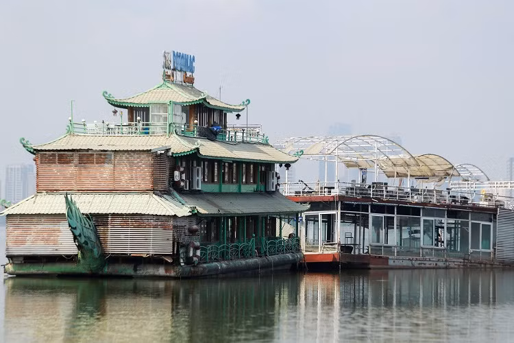 Sau đó, do quá trình xử lý rác thải của các nhà hàng nổi không đảm bảo đúng quy định, gây ô nhiễm môi trường và mất cảnh quan khu vực hồ Tây. UBND TP Hà Nội đã chấp nhận đề xuất của sở GTVT tạm dừng hoạt động và cho di dời toàn bộ tàu thủy nội địa trên hồ Tây về khu vực Đầm Bảy thuộc phường Nhật Tân, quận Tây Hồ.