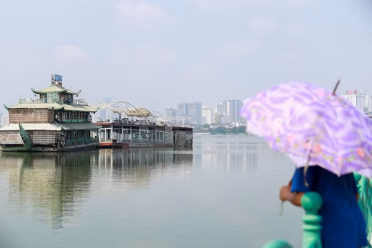 Khung cảnh hoang tàn ít ai ngờ tới khi xuất hiện ngay giữa trung tâm Thủ Đô. Người dân đứng nhìn bãi tàu bỏ hoang vừa tiếc nuối cho số phận những con tàu tiền tỷ vừa xót xa cho cảnh quan vốn thơ mộng của hồ Tây. 