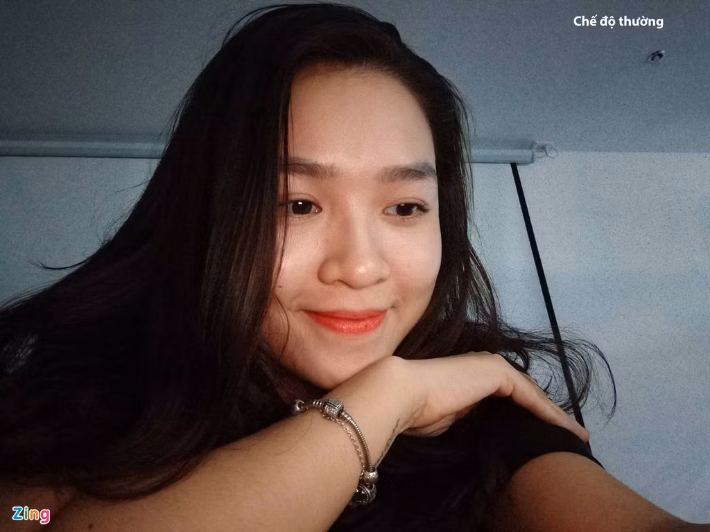 Tính năng chụp đêm được các hãng tập trung nhiều ở camera sau. Tuy nhiên, trên Reno3 Pro, Oppo cũng tích hợp tính năng này cho cả camera trước. Để có một bức ảnh chụp đêm tốt, bạn cần giữ chắc máy trong khoảng 3 giây. Thiết bị sẽ hoàn thành một quy trình bao gồm chụp liên tiếp, kích hoạt HDR và cuối cùng dùng thuật toán để phân tích, cân bằng ánh sáng. Kết quả, dù chụp trong điều kiện ánh sáng yếu hay ban đêm ảnh vẫn cho ra có độ sáng cao, ít bị noise hơn chế độ bình thường.