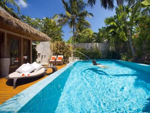 Ngoài ra, Baros Residence còn có hồ bơi vô cực riêng ngay trong khuôn viên. Ảnh: Business Insider.