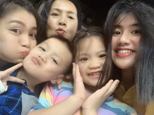 Lộ ảnh mẹ ruột "cô San" Diệu Hương trẻ đẹp khiến ai cũng bất ngờ - Hình 2 Lo anh me ruot