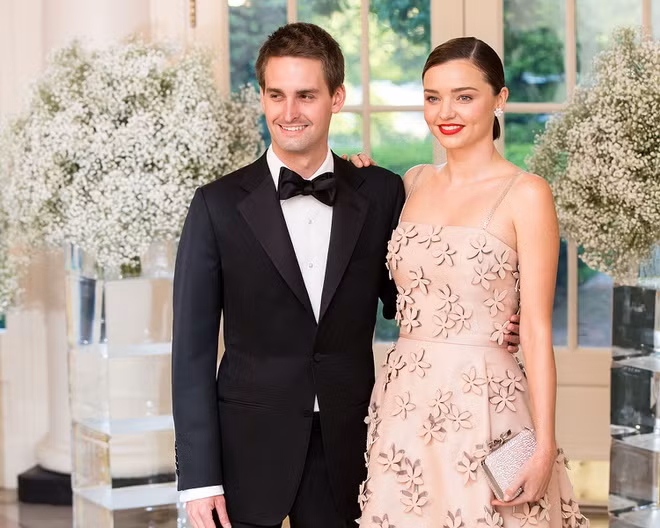  Miranda Kerr and Evan Spiegel: Tỷ phú công nghệ điển trai là chồng thứ hai của siêu mẫu Australia. Anh được tiết lộ cưng chiều bà xã hết mực. Sau hai năm kết hôn, họ có với nhau hai con và sống trong cơ ngơi 12 triệu USD. Đôi uyên ương tuy rất giàu nhưng không phô trương vật chất xa hoa, họ lựa chọn lối sống kín tiếng.