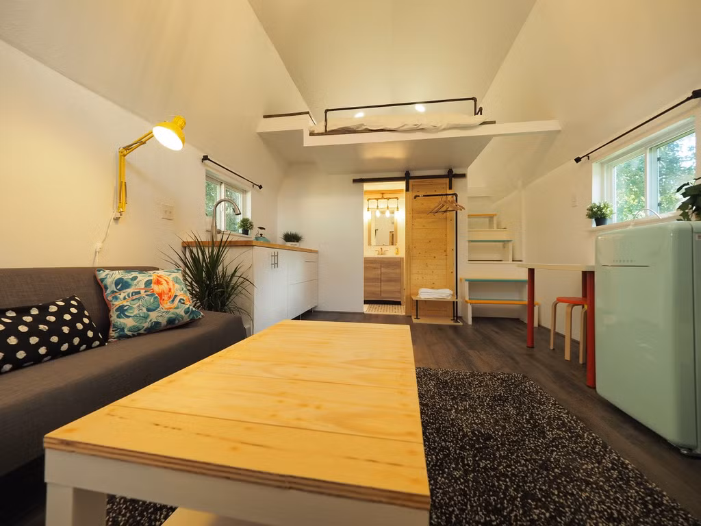 Do nhà nằm giữa vườn rộng nên việc bắt đường điện nước gặp khá nhiều khó khăn. Hai vợ chồng phải đào đường dẫn điện từ nhà chính ra tới 2 lần cũng như tính toán để dung lượng điện không ảnh hưởng đến nhà chính.