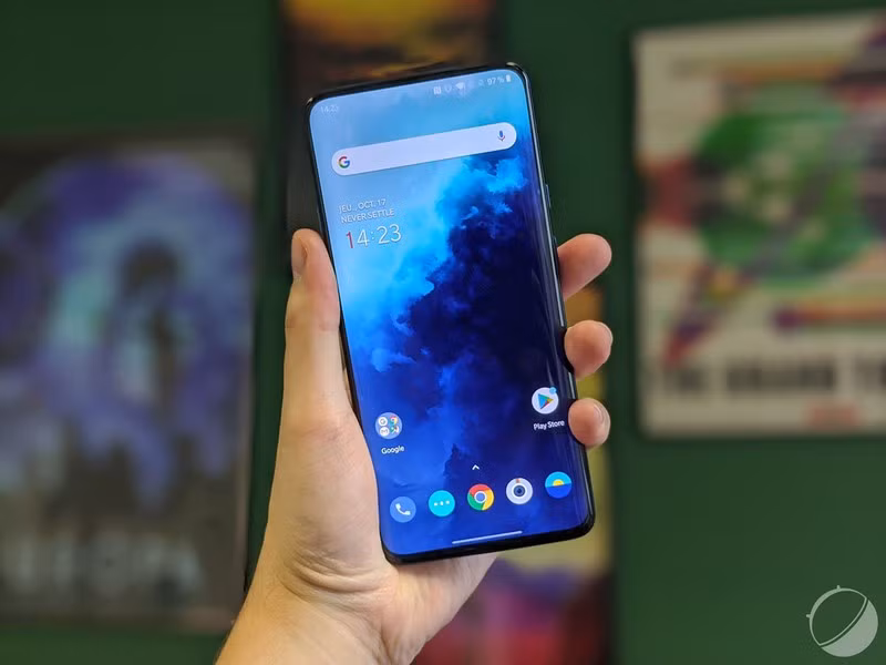 OnePlus 7T Pro tích hợp màn hình AMOLED 6,67 inch tuyệt vời với công nghệ AM FluED AMOLED và tốc độ làm mới 90 Hz. Điểm cộng của điện thoại này là màn hình thiết kế hoàn toàn không viền, nơi camera selfie ẩn đi trong cơ chế bật lên của thiết bị.