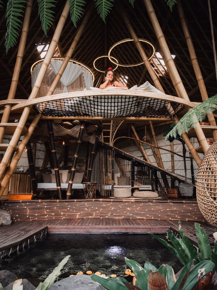 Một tấm lưới treo phía trên hồ bơi và một chiếc đu tre ở tầng dưới làm tăng thêm sự vui tươi và thoải mái cho dự án.