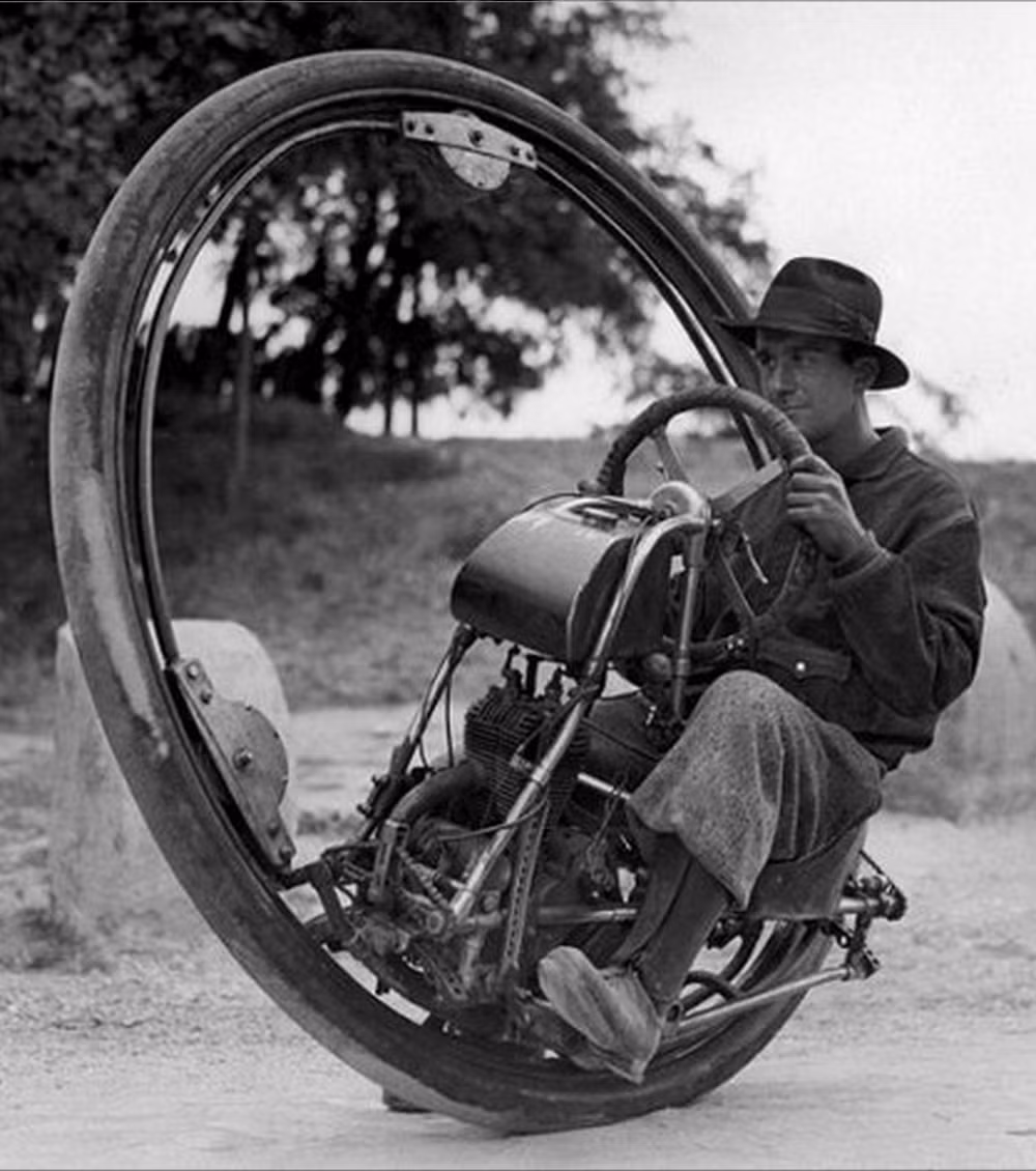 Xe gắn máy một bánh ở Đức năm 1925. Phiên bản viễn tưởng của mẫu xe này đã từng xuất hiện trong bộ phim Man in Black nổi tiếng. (Ảnh: OhMyMag)