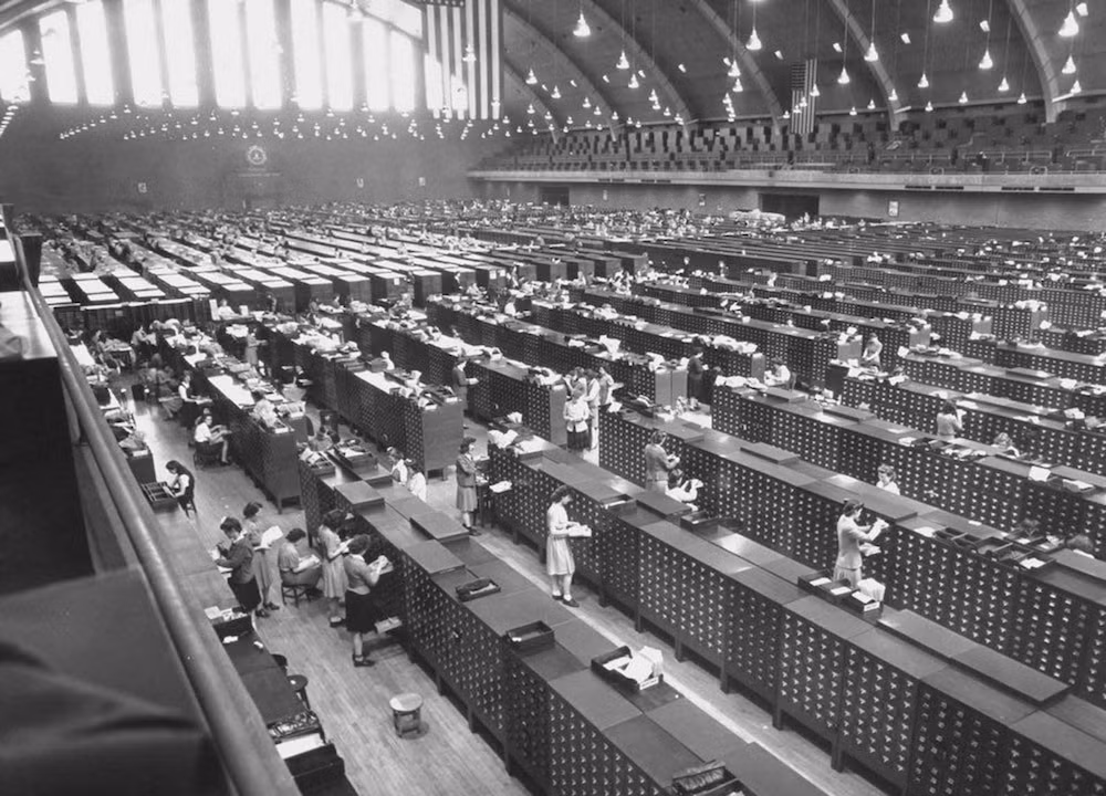 Đây là nơi lưu trữ hồ sơ vân tay của FBI năm 1944. Trong thời đại 4.0 hiện nay, con người đã có thể lưu trữ dữ liệu này trên những máy móc tối tân. (Ảnh: History Mates)