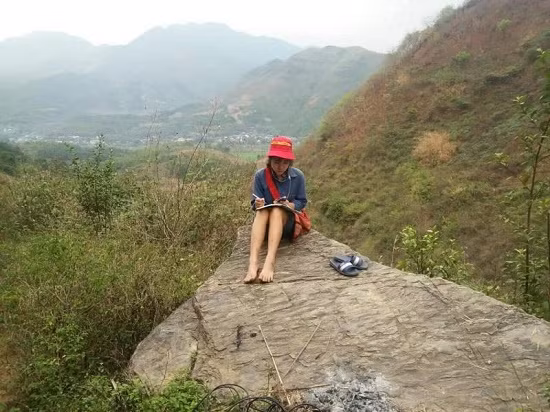 Nu sinh vung cao vua chan bo, cat co, vua bat song 3G hoc truc tuyen