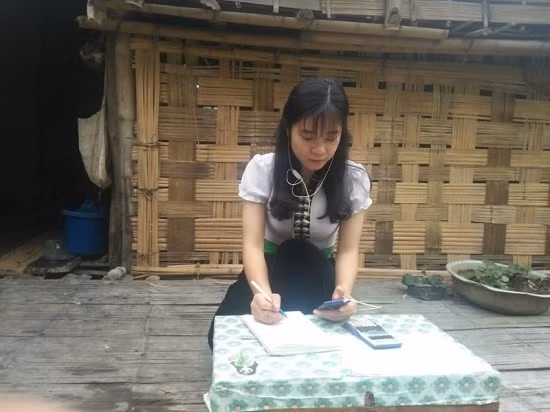 Nu sinh vung cao vua chan bo, cat co, vua bat song 3G hoc truc tuyen-Hinh-2