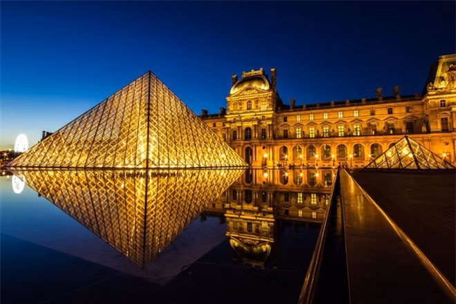 Bảo tàng Louvre, Pháp: Bảo tàng lớn nhất thế giới này là nơi trưng bày một số tác phẩm nghệ thuật nổi tiếng trong lịch sử. Tuy nhiên, bản thân tòa nhà và kim tự tháp kính ngoài trời cũng là một kỳ quan kiến trúc được du khách yêu thích. Ảnh:Traveldigg.