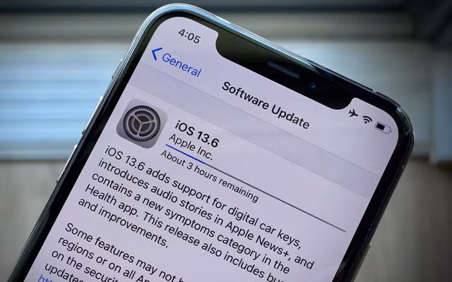 Apple phat hanh iOS 13.6, ho tro khoa xe o to