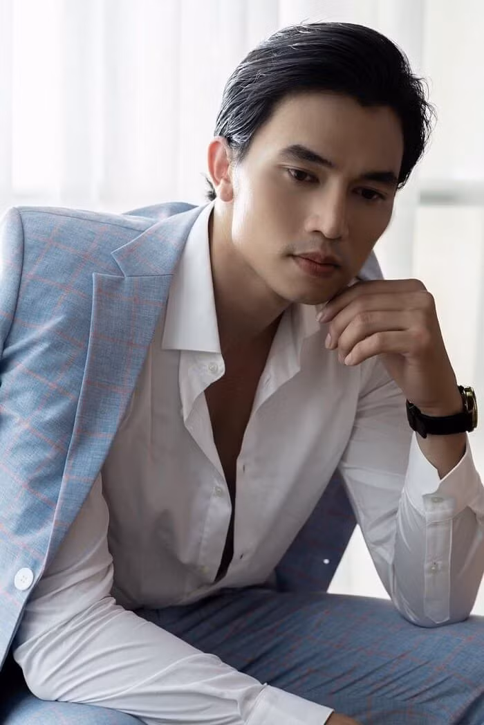 Anh Huy yêu thích nghệ thuật từ lâu và muốn theo đuổi con đường chuyên nghiệp. Diễn viên cho biết nếu công việc thuận lợi, anh dự định ở lại Việt Nam.