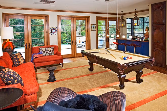 Phòng giải trí được trang bị bàn billiard cùng quầy bar thu nhỏ. Đồ nội thất ở đây rực rỡ với những gam màu bắt mắt.