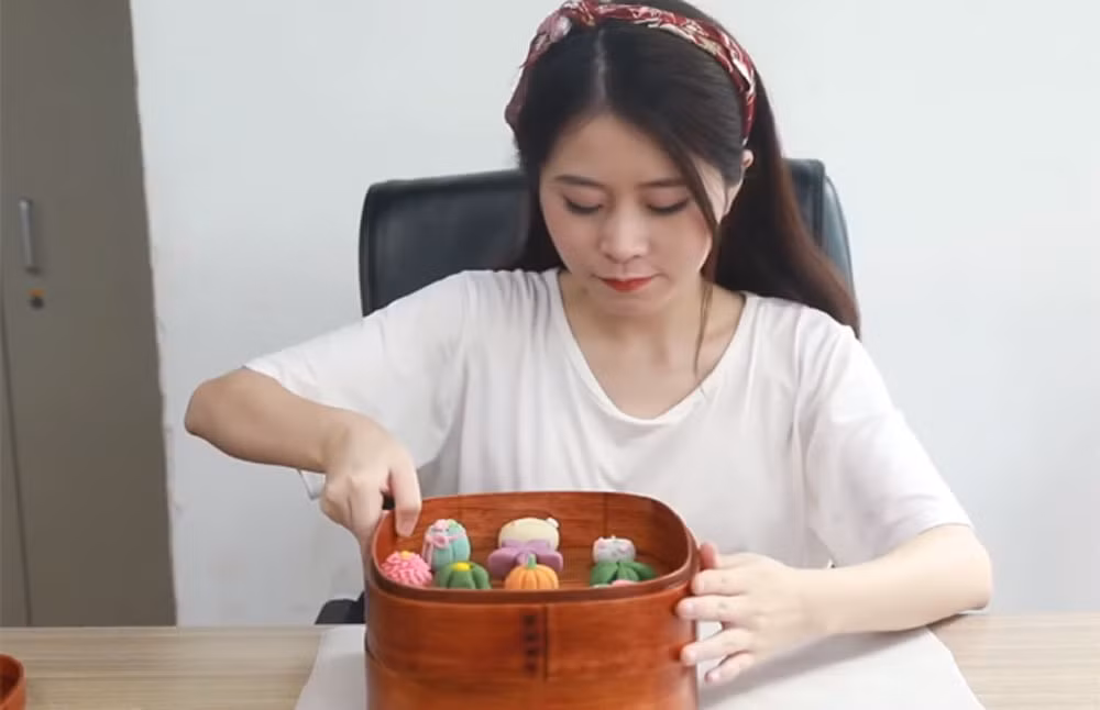 Ba co gai noi dinh dam tren mang nho tai an uong-Hinh-4