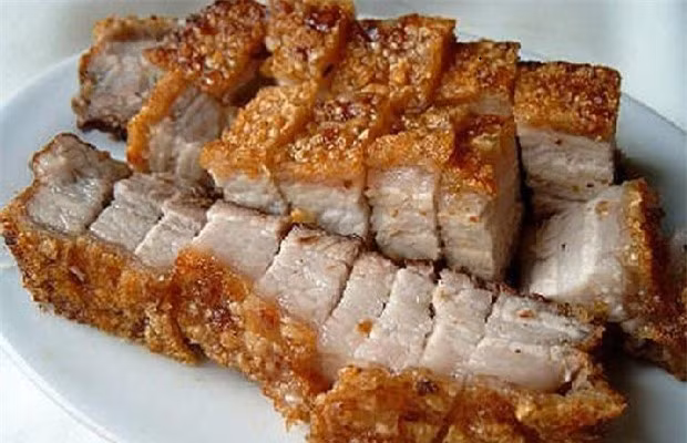 Cách nhận biết thịt lợn quay không nhuộm phẩm màu ảnh 2