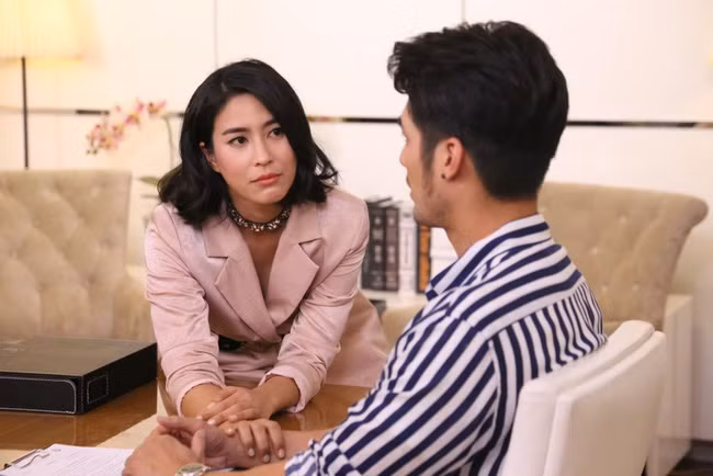 Đêm tân hôn, vợ đưa bản hợp đồng tiết lộ bí mật động trời Dem tan hon, vo dua ban hop dong tiet lo bi mat dong troi