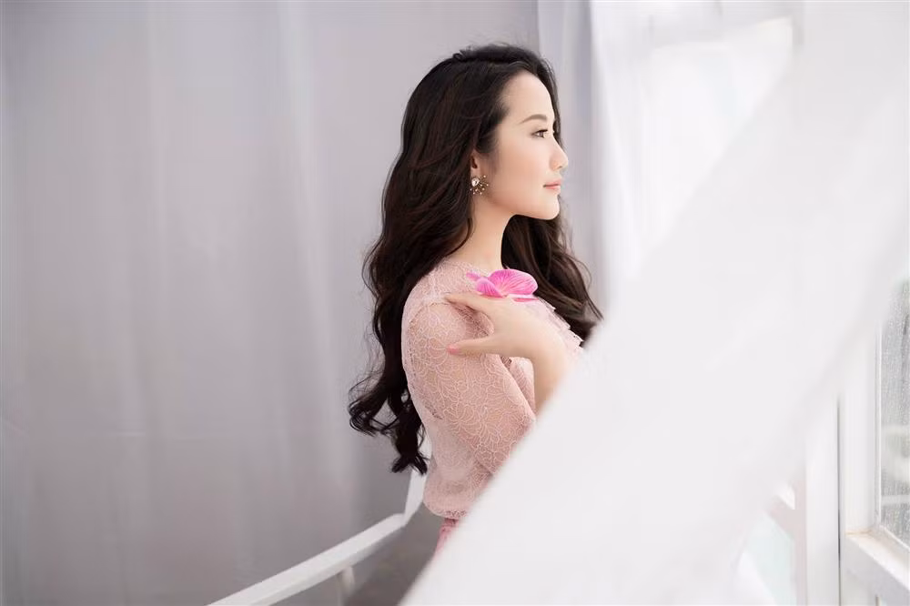 Bản thân Primmy Trương cũng là người con gái xinh đẹp, tài năng. Cô tốt nghiệp trường Đại học Quốc tế RMIT, hiện được biết đến nhiều trong vai trò người mẫu ảnh, beauty blogger...