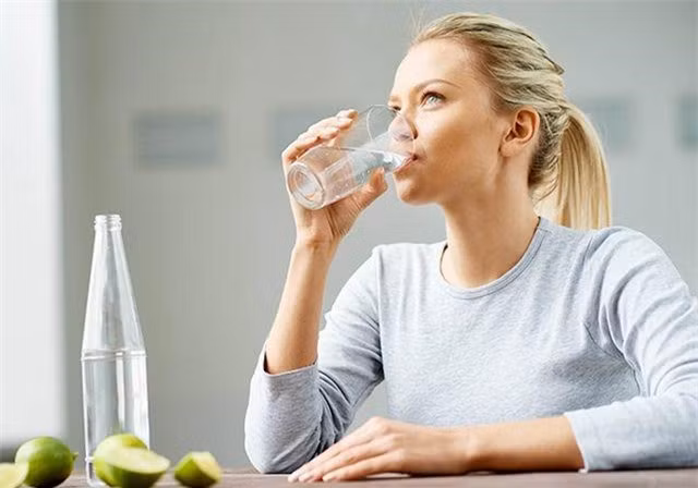 6 quy tắc khi uống nước vào mùa hè bắt buộc phải nhớ ảnh 1 6 quy tắc khi uống nước vào mùa hè bắt buộc phải nhớ ảnh 1