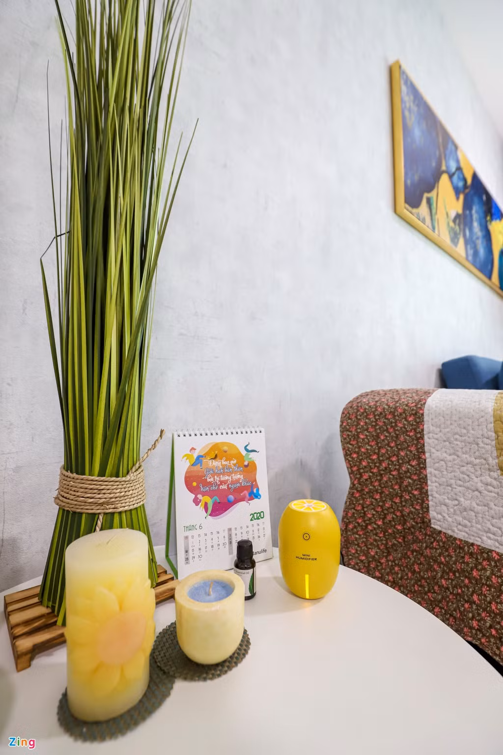 Những vật dụng nhỏ nhắn mang màu sắc tươi sáng được bố trí khắp nơi trong căn hộ giúp chủ nhà có thể tận hưởng cảm giác thư giãn ở mỗi góc nhìn.