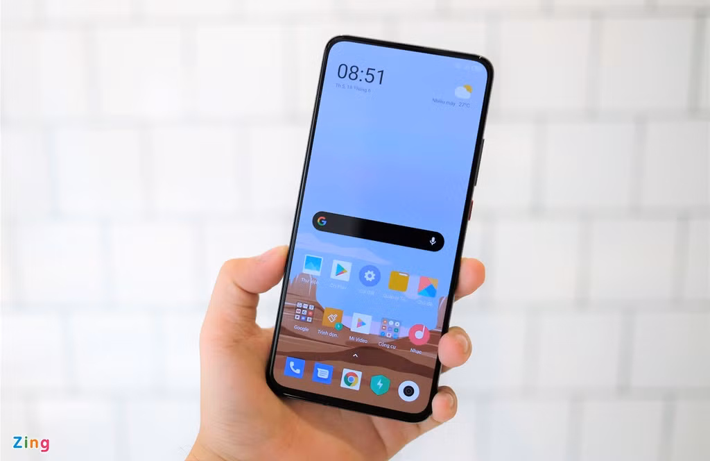 Khác với đa số smartphone cao cấp năm 2020, sản phẩm từ Poco vẫn mang thiết kế màn hình viền mỏng với camera selfie thò thụt 20 MP. Kiểu thiết kế này giúp máy có màn hình tràn viền trọn vẹn.
