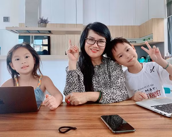 Mới đây, trên trang fanpage của hai vợ chồng, Minh Hà đăng ảnh mẹ ruột dạy học cho các con của cô. Đây là lần hiếm hoi bà xã Lý Hải chia sẻ hình ảnh mẹ lên mạng xã hội. Nhiều người bất ngờ vì vẻ trẻ đẹp của mẹ vợ Lý Hải.