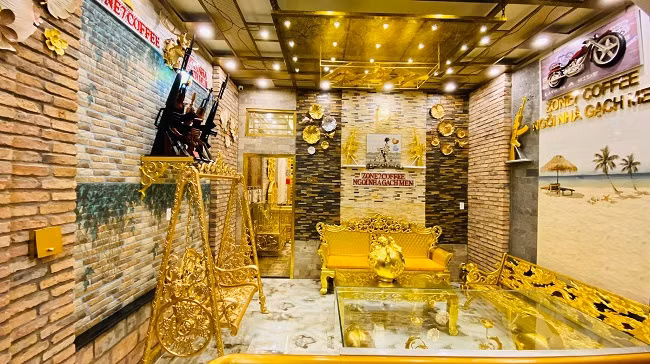 "Tôi có dịp đi du lịch khoảng 20 nước trên thế giới và thăm thú nhiều nơi, điều này đã tạo động lực để tôi trở về quê hương xây dựng một sản phẩm du lịch độc đáo, hoàn thiện nhất trong khả năng của mình. Trong đó tôi đặc biệt yêu thích phong cách trang trí nhà cửa, nội thất bằng tông màu dát vàng. Nó giống như một Dubai thu nhỏ giữa miền Tây” – Chủ nhân căn nhà chia sẻ.