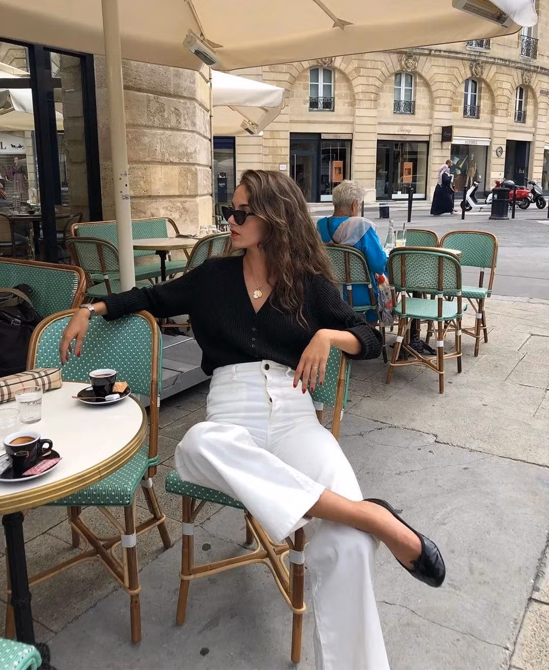 Chẳng cần lên đồ cầu kỳ, diện áo cardigan với quần jeans là đã có set đồ cá tính.