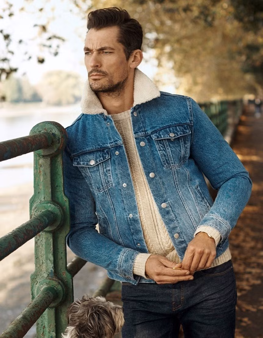  1. Áo khoác denim lông: Vào mùa đông, các mẫu áo khoác có chức năng chắn gió, giữ ấm cho cơ thể được ưa chuộng. Theo Sohu, phái mạnh thường lựa chọn áo có màu sắc trung tính, kiểu dáng đơn giản. David Beckham diện áo khoác denim cổ lông màu xanh tím than khi ra đường. Phái mạnh cũng có thể kết hợp áo len phía trong khi thời tiết trở lạnh. Ảnh: Juksy, Apetogentleman.