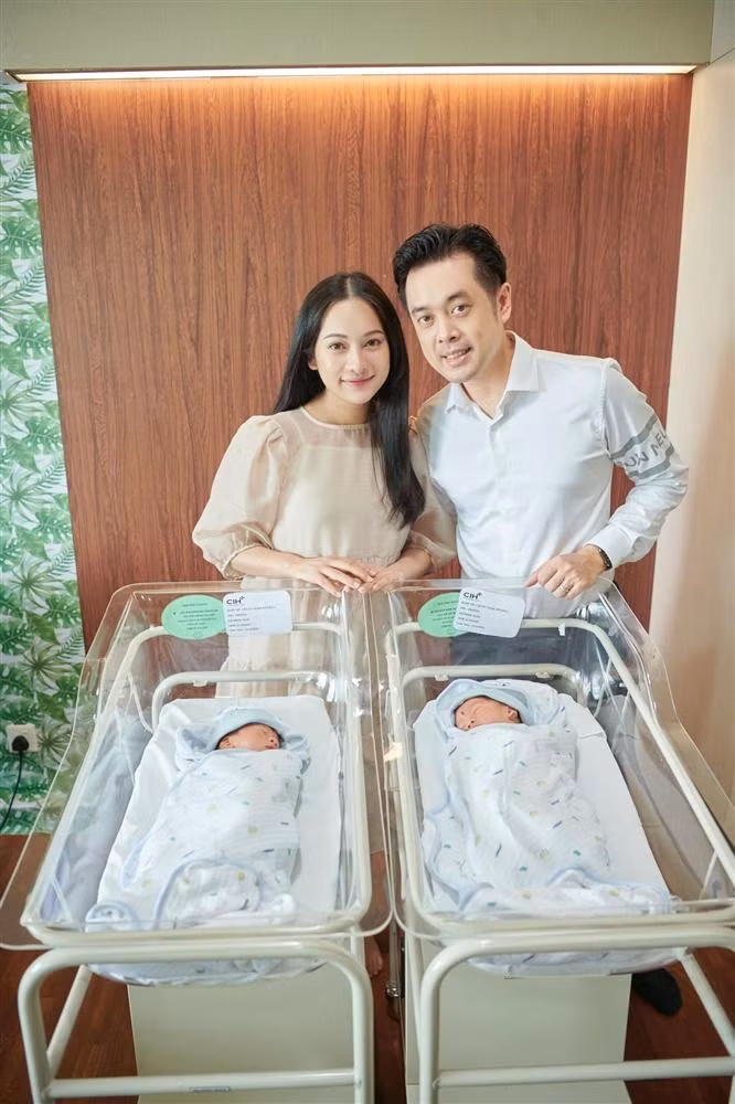 Trước đó 5 ngày, Sara Lưu cũng hạ sinh cặp quý tử cho ông xã Dương Khắc Linh.
