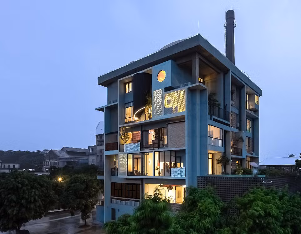 Giải thưởng Dự án nhà ở tốt nhất được trao cho tòa nhà Borderless Community of Zi Ni Twelve Portals tọa lạc tại khu công nghiệp Quảng Châu (Trung Quốc). Chuyển đổi từ một nhà máy sản xuất ván sợi, nơi đây trở thành dự án nhà ở thiết kế riêng cho 7 người trẻ tuổi, bao gồm không gian để sống, làm việc, giao lưu và trưng bày tác phẩm.