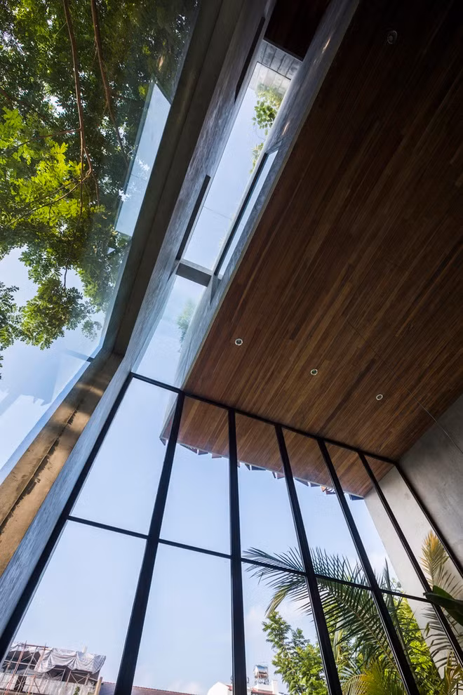 Hố thang của ngôi nhà rất đặc biệt nhờ thiết kế độc đáo.