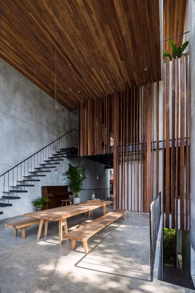 Bếp và phòng ăn được tách rời qua một hành lang.