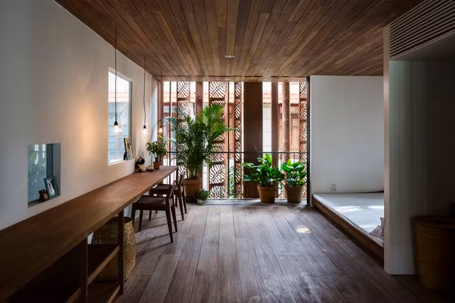 Bàn học và giường ngủ được bố trí tách nhau, tạo thành lối đi rộng rãi.
