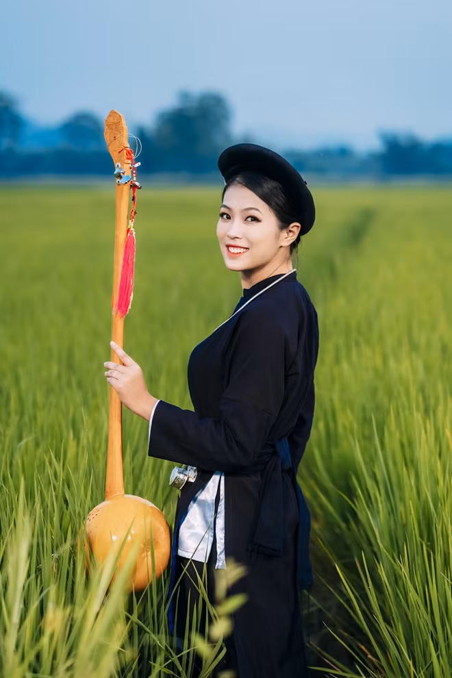  Không chỉ sở hữu nhan sắc xinh đẹp, nữ cảnh sát dân tộc Tày còn có nhiều tài lẻ khiến nhiều người ngưỡng mộ. Bên cạnh biết võ thuật, bắn súng, Ngọc Anh còn có khả năng hát, múa, chơi guitar, nhạc cụ dân tộc. 