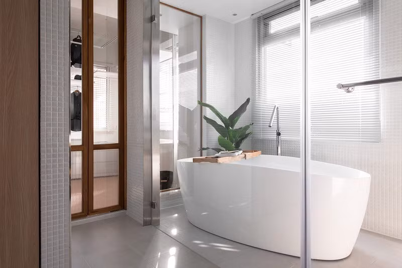 Bức tường kính không chiếm quá nhiều không gian, giúp ngăn chặn nước bắn từ trong bồn tắm ra sàn nhà. 