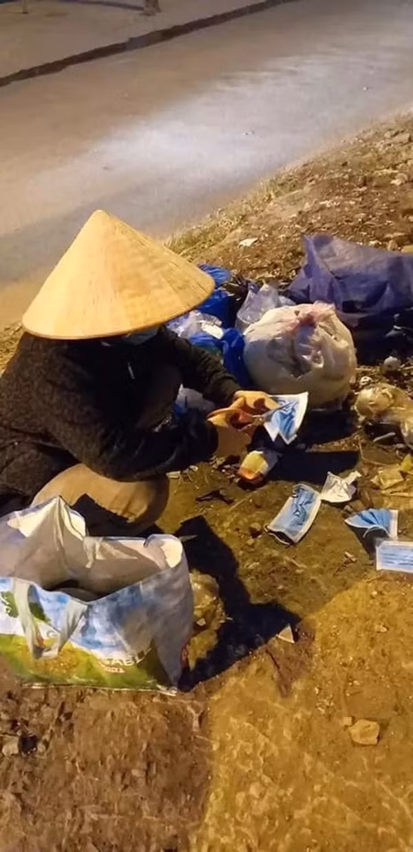 Nguoi ve chai cat bo khau trang vut di khien nhieu nguoi xau ho-Hinh-4