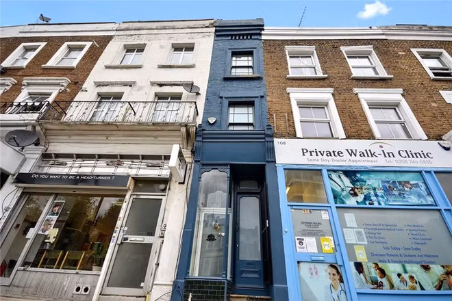 Căn nhà 5 tầng với chiều ngang chỉ hơn 1,8 m tại khu vực Shepherd's Bush, thủ đô London (Anh) vừa được rao bán với giá 950.000 bảng (hơn 1,2 triệu USD), theo trang Today. Ngôi nhà được một luật sư mua vào năm 2009 với giá hơn 700.000 USD. Đây từng là một cửa hàng mũ, tường ngoài vẫn giữ nguyên lớp sơn xanh đậm và đèn trang trí hình cái mũ.
