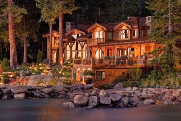Tọa lạc ở California (Mỹ), biệt thự 200 triệu USD này thuộc sở hữu của tỷ phú công nghệ Larry Ellison - một trong 10 tỷ phú giàu nhất thế giới hiện nay.